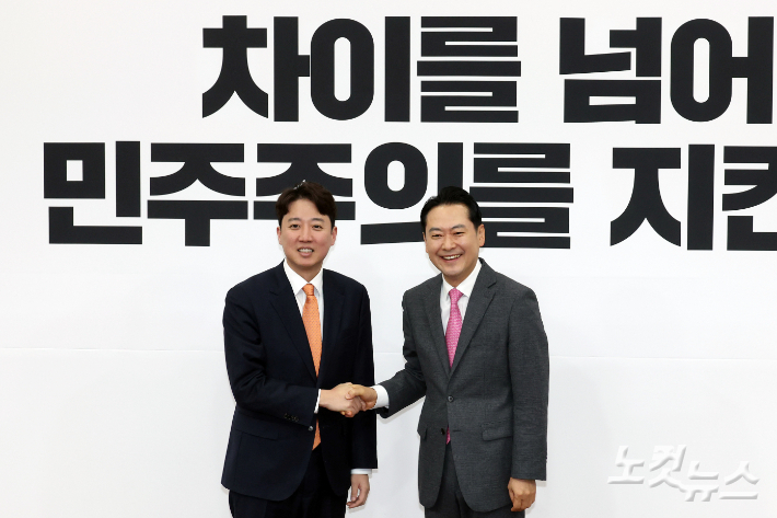 국민의힘 장동혁 대표와 개혁신당 이준석 대표가 13일 서울 여의도 국회에서 '통일교·공천헌금 특검 연대' 관련 회동에서 악수를 하고 있다. 윤창원 기자