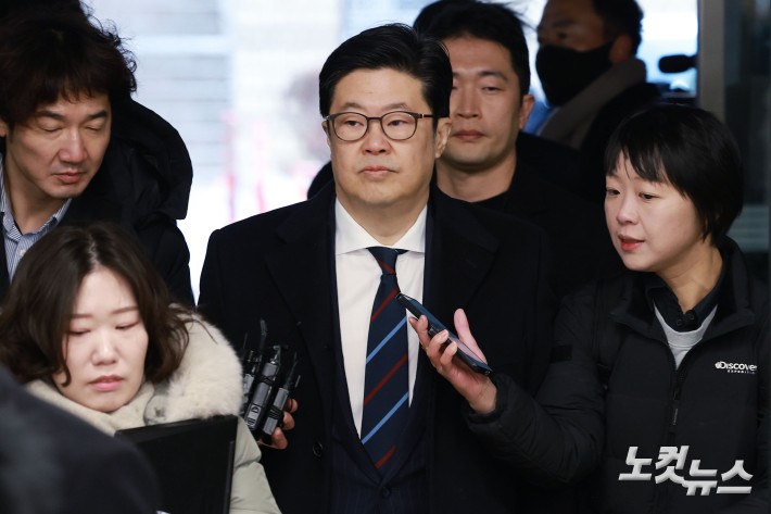 홈플러스 사태와 관련해 사기와 자본시장법 위반 등 혐의를 받는 김병주 MBK파트너스 회장이 13일 오전 서울 서초구 서울중앙지방법원에서 열린 영장실질심사에 출석하고 있다.