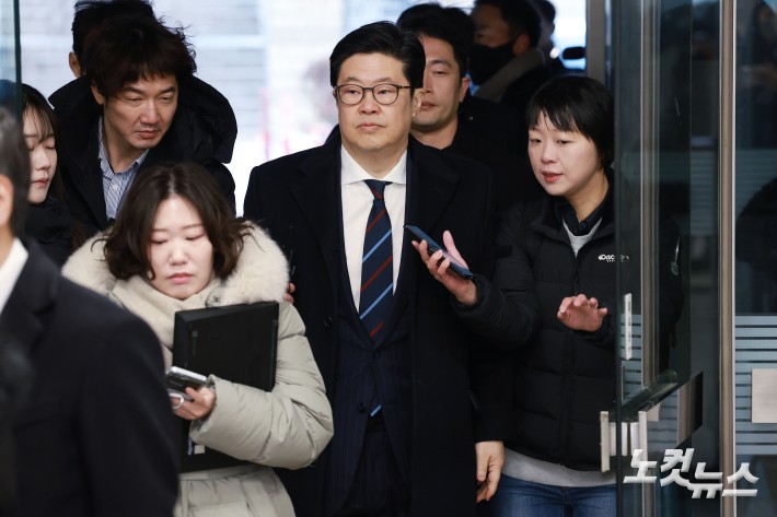 홈플러스 사태와 관련해 사기와 자본시장법 위반 등 혐의를 받는 김병주 MBK파트너스 회장이 13일 오전 서울 서초구 서울중앙지방법원에서 열린 영장실질심사에 출석하고 있다.