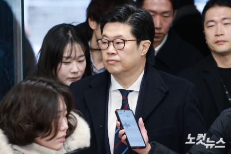 홈플러스 사태와 관련해 사기와 자본시장법 위반 등 혐의를 받는 김병주 MBK파트너스 회장이 13일 오전 서울 서초구 서울중앙지방법원에서 열린 영장실질심사에 출석하고 있다.