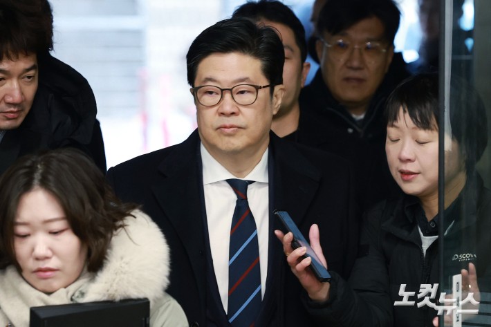 홈플러스 사태와 관련해 사기와 자본시장법 위반 등 혐의를 받는 김병주 MBK파트너스 회장이 13일 오전 서울 서초구 서울중앙지방법원에서 열린 영장실질심사에 출석하고 있다.