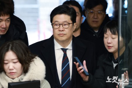 홈플러스 사태와 관련해 사기와 자본시장법 위반 등 혐의를 받는 김병주 MBK파트너스 회장이 13일 오전 서울 서초구 서울중앙지방법원에서 열린 영장실질심사에 출석하고 있다.