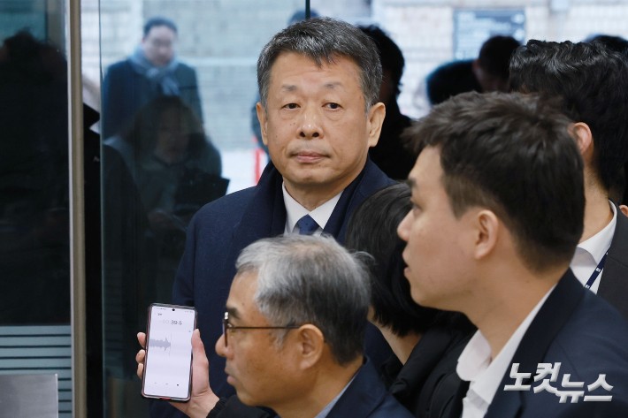 홈플러스 사태와 관련해 사기와 자본시장법 위반 등 혐의를 받는 김광일 MBK파트너스 부회장 겸 홈플러스 공동대표가 13일 오전 서울 서초구 서울중앙지방법원에서 열린 영장실질심사에 출석하고 있다.