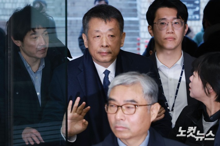 홈플러스 사태와 관련해 사기와 자본시장법 위반 등 혐의를 받는 김광일 MBK파트너스 부회장 겸 홈플러스 공동대표가 13일 오전 서울 서초구 서울중앙지방법원에서 열린 영장실질심사에 출석하고 있다.