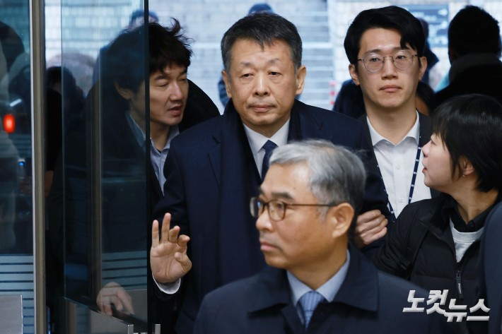 홈플러스 사태와 관련해 사기와 자본시장법 위반 등 혐의를 받는 김광일 MBK파트너스 부회장 겸 홈플러스 공동대표가 13일 오전 서울 서초구 서울중앙지방법원에서 열린 영장실질심사에 출석하고 있다.