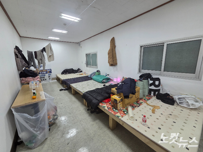 하청노동자들이 물류센터 내 탈의실 등에서 농성을 이어가고 있다. 박우경 기자
