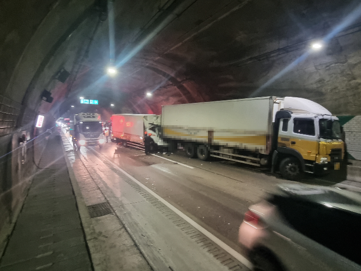 지난 12일 부산 금정산터널 화물차 추돌 사고 현장. 부산경찰청 제공