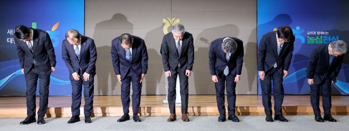 강호동 농협중앙회장과 농협 임직원들이 13일 서울 중구 농협중앙회 본관에서 농림축산식품부가 지난 8일 발표한 농협중앙회에 대한 특별감사 중간 결과와 관련해 대국민 사과를 하고 있다. 연합뉴스