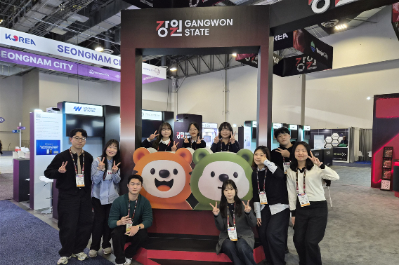 강원대학교 RISE사업단은 지난 6일부터 8일까지 미국 라스베이거스에서 열린 'CES2026'에 통합강원관 서포터즈를 파견, 강원 지역 기업 전시 지원 업무를 성공적으로 수행했다고 13일 밝혔다. 강원대 제공 