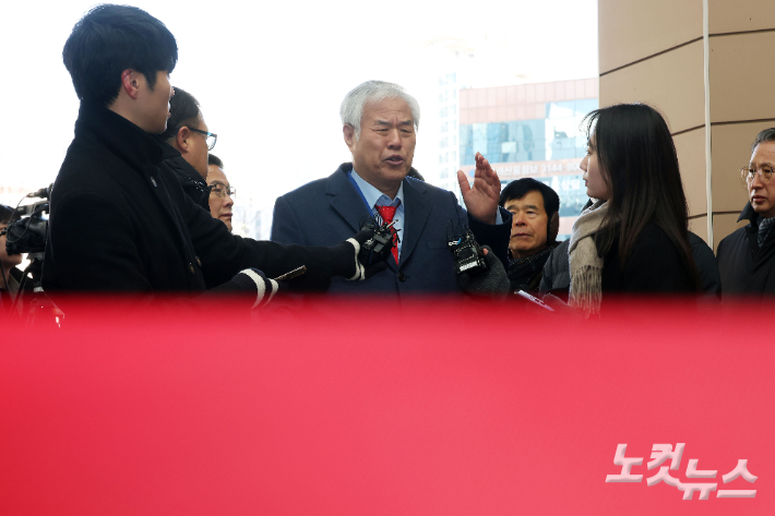 지난해 1월 발생한 서울서부지방법원(서부지법) 난동 사태의 배후로 지목된 사랑제일교회 전광훈 씨가 13일 서울 마포구 서부지법에서 열린 구속 전 피의자 심문(영장실질심사)에 출석하고 있다. 황진환 기자