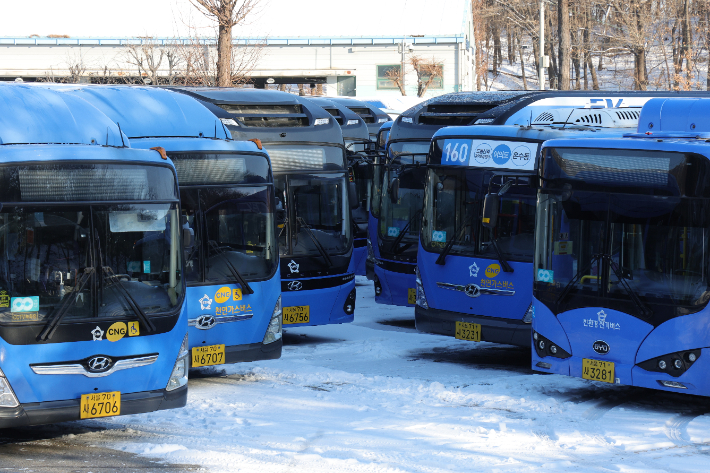 서울 시내버스 노동조합이 파업에 돌입한 13일 오전 서울의 한 공영차고지에서 버스들이 주차되어 있다. 연합뉴스