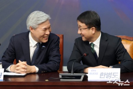 더불어민주당 한병도 신임 원내대표(오른쪽)가 13일 서울 여의도 국회에서 조국혁신당 찾아 서왕진 원내대표를 만나 대화를 하고 있다.