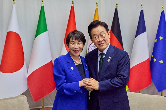 지난해 11월 23일(현지시간) 이재명 대통령이 주요 20개국(G20) 정상회의가 열린 남아프리카공화국 요하네스버그 나스렉 엑스포센터에서 다카이치 사나에 일본 총리와 비공식 약식 회담에 앞서 기념촬영을 하고 있다. 연합뉴스