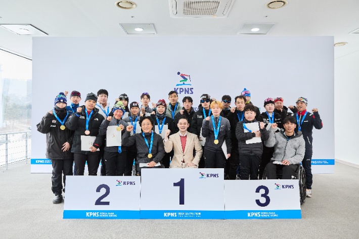 배동현 이사장(앞줄 가운데)이 수상한 선수들과 함께 단체 기념사진을 촬영하고 있다. BDH재단 제공