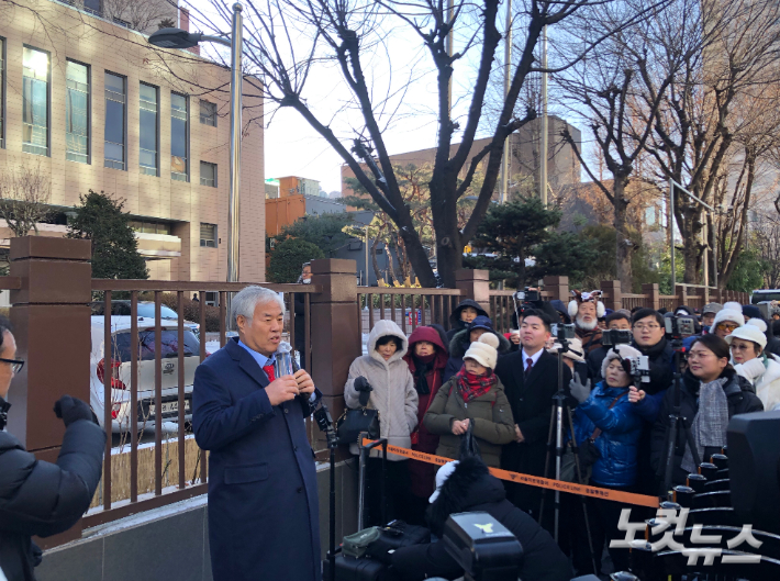사랑제일교회 목사 전광훈 씨가 13일 서울서부지방법원에서 열린 구속 전 피의자 심문(영장실질심사)에 출석하기에 앞서 법원 앞에서 기자회견을 열고 혐의를 전면 부인하고 있다. 장세인 기자