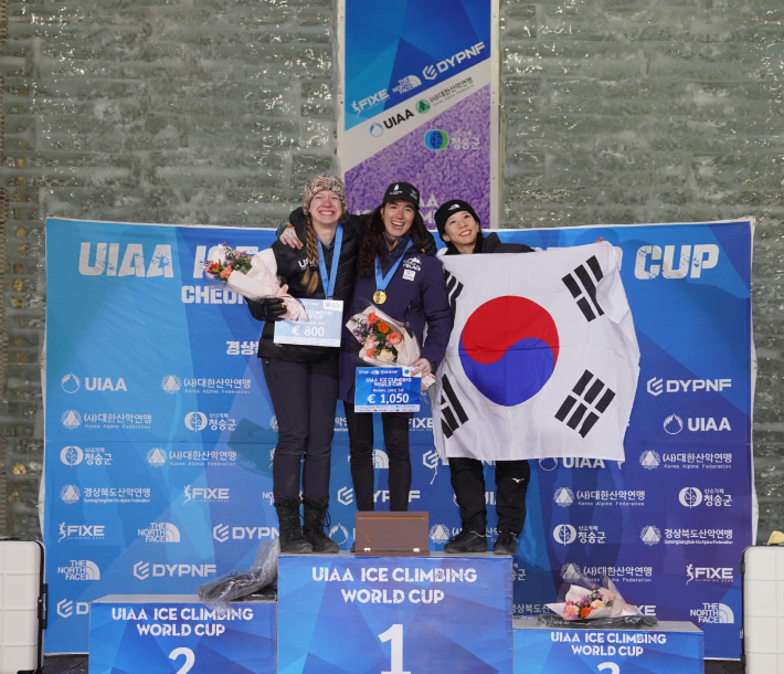 2026 UIAA 청송 아이스클라이밍 월드컵 여자 리드 시상식. 동메달을 획득한 김진영(사진 맨 오른쪽)이 태극기를 들고 기뻐하고 있다. 대한산악연맹 제공