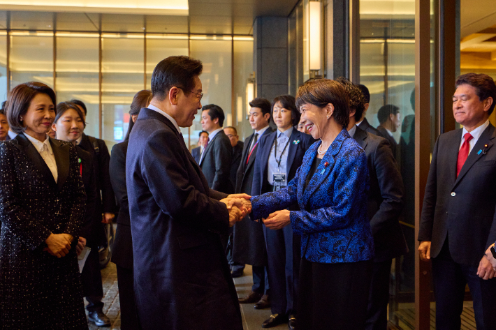 이재명 대통령이 13일 일본 나라현 회담장 앞에서 영접 나온 다카이치 사나에 일본 총리와 악수하고 있다. 연합뉴스