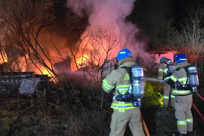 지난 5일 오후 11시 48분쯤 강원 태백시 혈동의 한 휴게소 인근 창고에서 불이 났다. 강원소방본부 제공