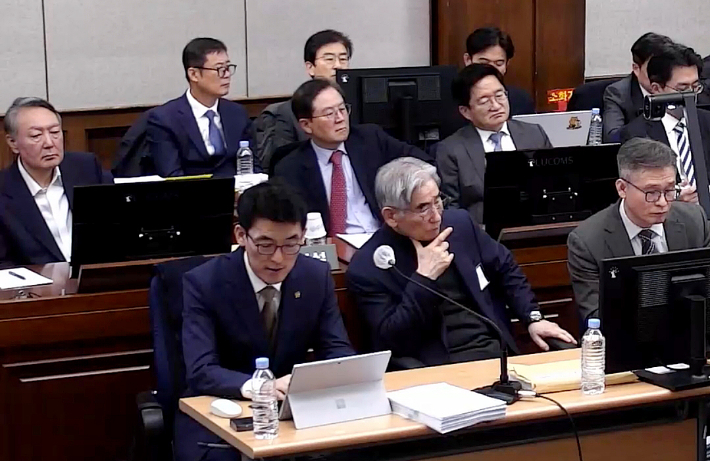 12·3 비상계엄 관련 내란 우두머리 혐의로 기소된 윤석열 전 대통령과 내란 중요임무 종사 혐의를 받는 김용현 전 국방부 장관 등 내란 관련자 8명이 9일 서초구 서울중앙지방법원 417호 형사대법정에서 열린 윤 전 대통령의 내란 우두머리 혐의, 김 전 장관을 비롯한 군·경 수뇌부 7명의 내란 중요임무 종사 혐의 등 사건의 결심 공판에 출석하고 있다. 서울중앙지법 제공