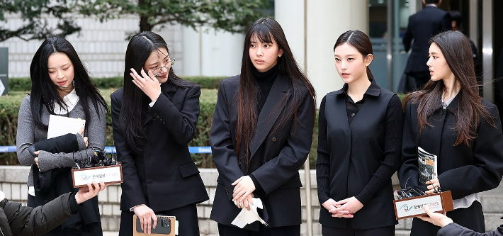 걸그룹 뉴진스(NJZ)가 서울 서초구 서울중앙지방법원에서 열린 '기획사 지위보전 및 광고계약 체결 등 금지' 가처분 신청의 심문기일을 마친 뒤 법원 청사를 나서며 취재진 질문에 답하고 있다. 연합뉴스