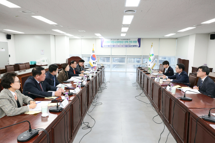 경기도시·군의회의장남부권협의회 의장들과 김경수 지방시대위원회 위원장과 남호성 지방분권국장 등이 의견을 나누고 있다. 경기도시·군의회의장남부권협의회 제공