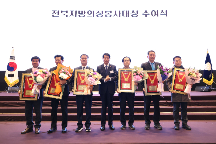 13일 전북자치도시군의회의장협의회 합동교육연수가 진행된 전주 더메이호텔에서 전북지방의정봉사대상 수여식이 열렸다. 남관우 협의회장(가운데)이 수상자들과 기념촬영을 하고 있다. 전주시의회 제공
