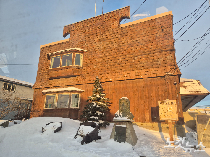 놈시청. 시청 앞에 노르웨이의 전설적인 탐험가이자 북서항로를 개척한 아문세의 동상이 세워져 있다. 박중석 기자