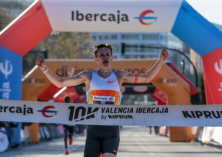 결승선을 통과하는 알므그렌. 대회 홈페이지 캡처