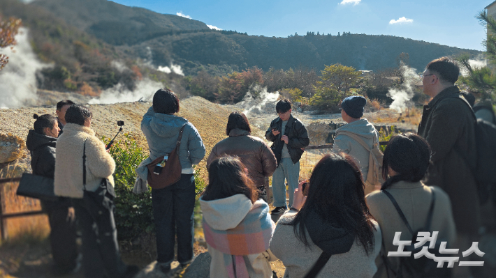 나가사키 일대 순교 역사 현장을 둘러보며 조별로 준비한 설명을 듣고 있는 원주지역 청년들. 최재훈 기자