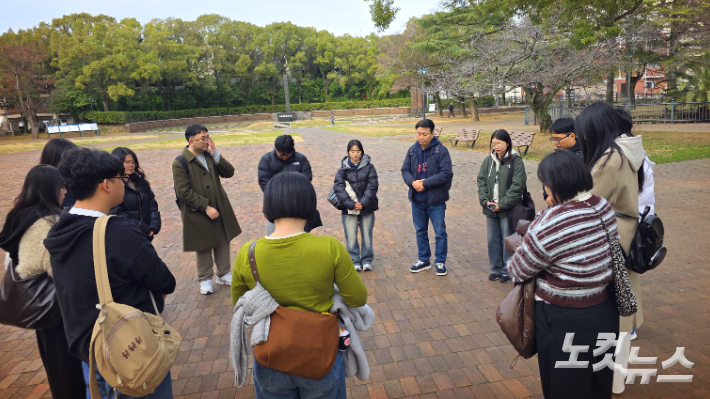 나가사키 원폭기념관을 찾아 희생자들을 기억하며 묵상하는 원주청년관 해외탐방 참가자들. 최재훈 기자