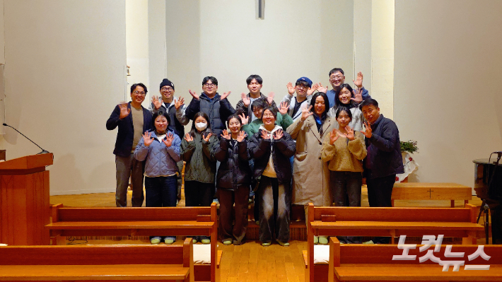 나가사키 현지 교회를 방문한 원주청년관 해외문화탐방팀이 예배 후 기념촬영을 하고 있다. 최재훈 기자