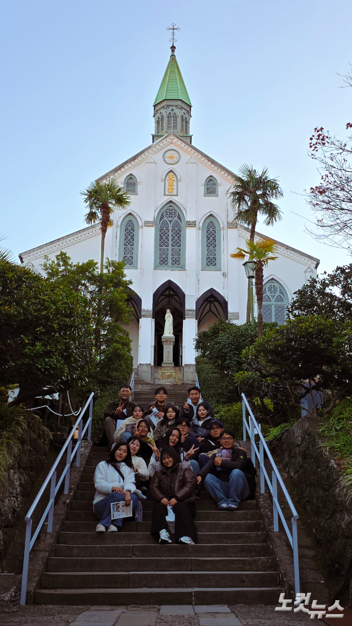 일본 나가사키 성 필립보 성당 앞에서 기념촬영에 나선 원주청년관 해외문화탐방 참가 청년들. 최재훈 기자