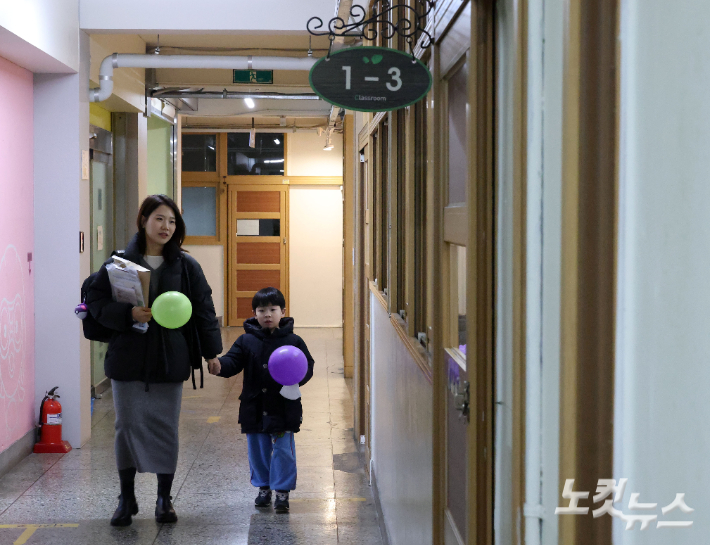 서울 강서구 우장초등학교서 예비 초등학생이 엄마와 함께 학교를 둘러보고 있다. 황진환 기자