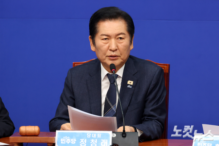 더불어민주당 정청래 대표가 12일 서울 여의도 국회에서 열린 최고위원회의에서 발언을 하고 있다. 윤창원 기자