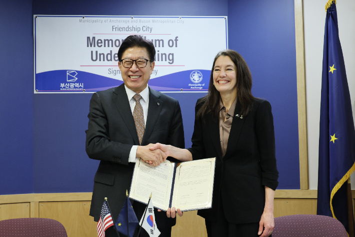박형준 부산시장과 수잔 라프랑스 앵커리지시장이 우호협력도시 협정서에 서명했다. 부산시 제공