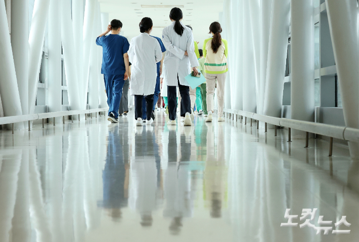 서울 시내의 한 대학병원에 의료진들이 이동하고 있다. 류영주 기자