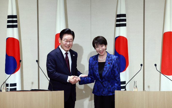  이재명 대통령과 다카이치 사나에 일본 총리가 13일 일본 나라현 정상회담장에서 공동언론발표 후 악수하고 있다. 연합뉴스