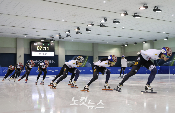 쇼트트랙 국가대표 선수들이 진천 국가대표선수촌에서 2026 밀라노코르티나동계올림픽을 앞두고 신년 훈련을 하는 모습. 류영주 기자 