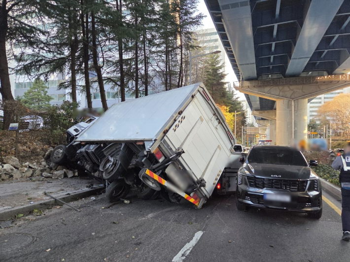 13일 부산 백양관문로 화물차 사고 현장. 부산경찰청 제공