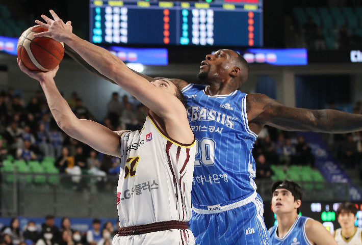 가스공사 라건아가 수비를 하고 있다. 연합뉴스