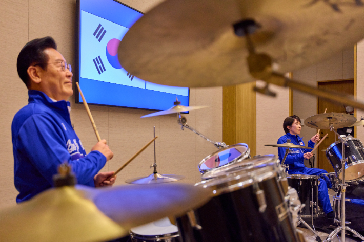 이재명 대통령과 다카이치 사나에 일본 총리가 13일 일본 나라현에서 정상회담 후 환담장에서 드럼 합주를 하고 있다. 양 정상은 '케이팝 데몬 헌터스'의 주제가 '골든'과 BTS의 히트곡 '다이너마이트'에 맞춰 드럼을 함께 연주했다. 연합뉴스