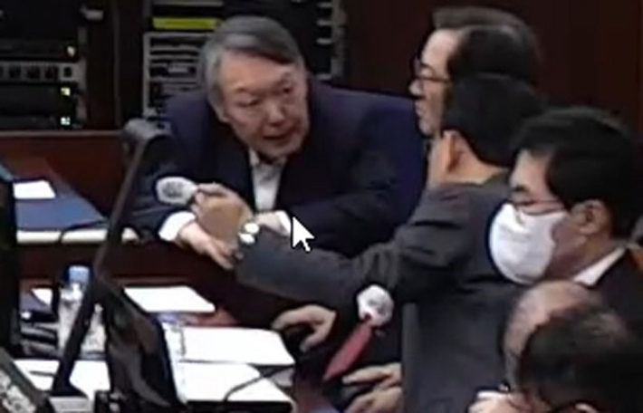 12·3 비상계엄 관련 내란 우두머리 혐의로 기소된 윤석열 전 대통령이 13일 서울 서초구 서울중앙지방법원 417호 형사대법정에서 열린 내란 우두머리 혐의 결심공판에 출석해 변호인들과 대화를 나누고 있다. 연합뉴스