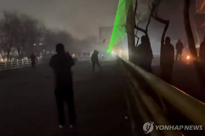 이란 북부 마슈하드 지역 시위 현장 모습. 연합뉴스