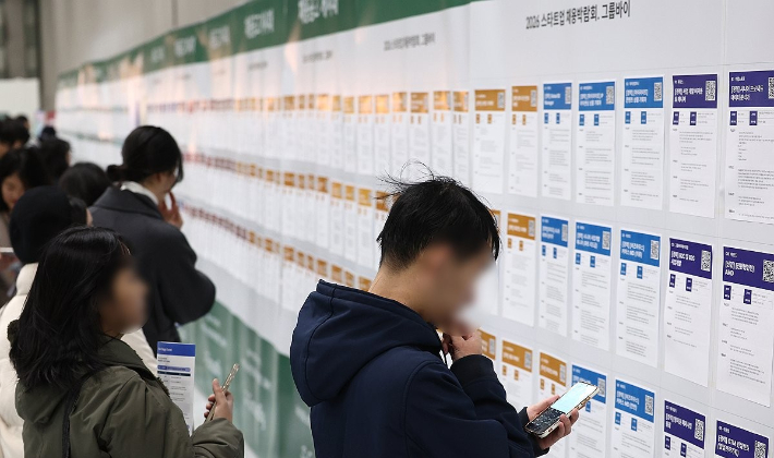 '채용박람회'를 찾은 구직자들이 채용공고 게시대를 살펴보고 있다. 연합뉴스