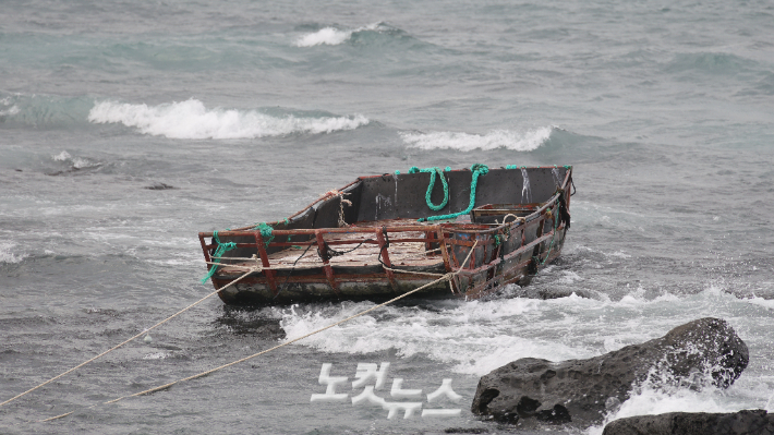 지난해 12월 30일 서귀포시 대정읍 신도리 해안가에서 발견된 목선. 사진은 지난 3일 촬영됐다. 다큐제주 오승목 감독 제공