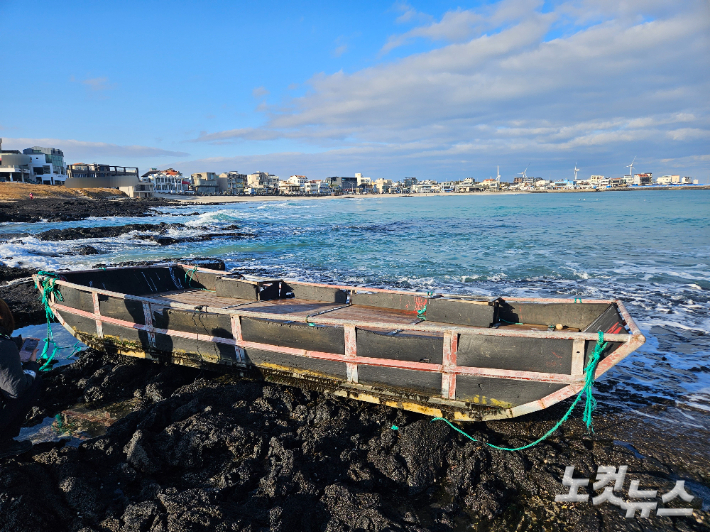 12일 오전 제주시 구좌읍 월정리해수욕장에서 발견된 한자가 적힌 목선. 제주해양경찰서 제공