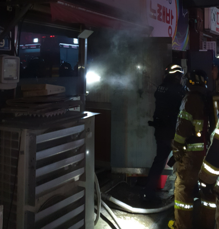 14일 오전 3시 50분쯤 부산 영도구의 한 식당에서 불이 나 300만 원 상당의 재산피해가 났다. 부산소방재난본부 제공