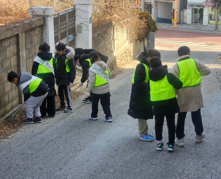 울진군 다함께돌봄센터가 탄소중립 실천을 위한 플로깅 활동을 하고 있다. 울진군 제공
