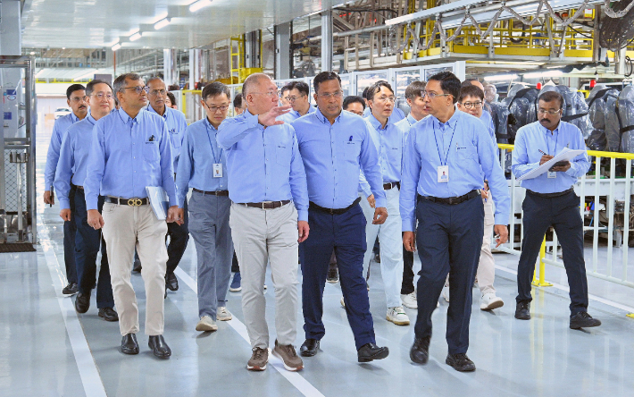 현대차그룹 정의선 회장이 현대차 인도 첸나이공장 임직원들과 함께 생산 라인을 점검하고 있다.(앞줄 오른쪽부터 무쿤단 현대차 인도 첸나이공장 생산실장, 고팔라 크리쉬난 현대차 인도권역 CMO, 정의선 회장, 타룬 갈그 현대차 인도권역본부장). 현대차그룹 제공