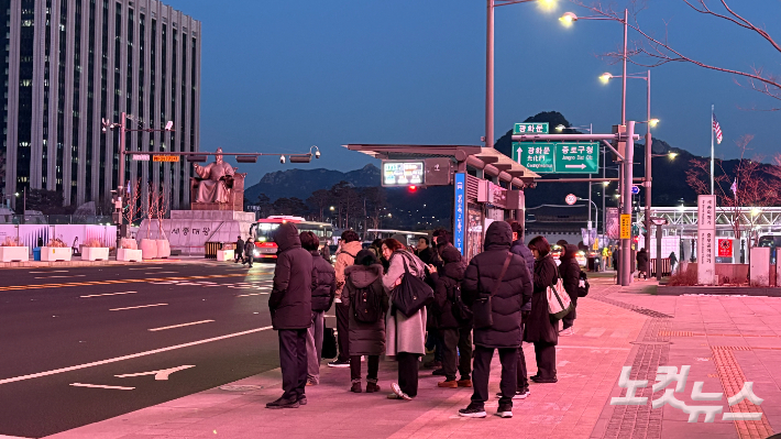[르포]영하 15도 맹추위 속 이틀째 멈춘 버스…'고난의 출근길'